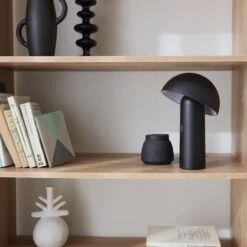 Lampe De Table Sans Fil Nomade à Tête Orientable Intérieur / Extérieur H 28cm Couleur : Noir 11 Lampe De Table Sans Fil Nomade à Tête Orientable Intérieur / Extérieur H 28cm Couleur : Noir -Sweeek ilumthom28bk 4ce3e65a4ef401a93fdc0abf9ccdd16e